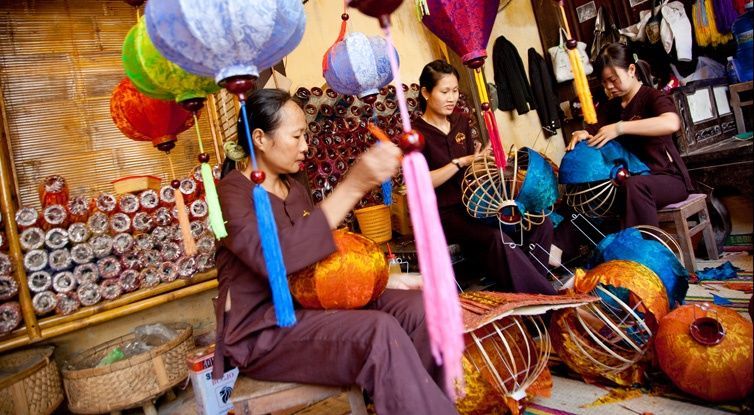 The famous Hoi An lanterns are made from the clever hands of the artisans Photo: dulich-hoian.net