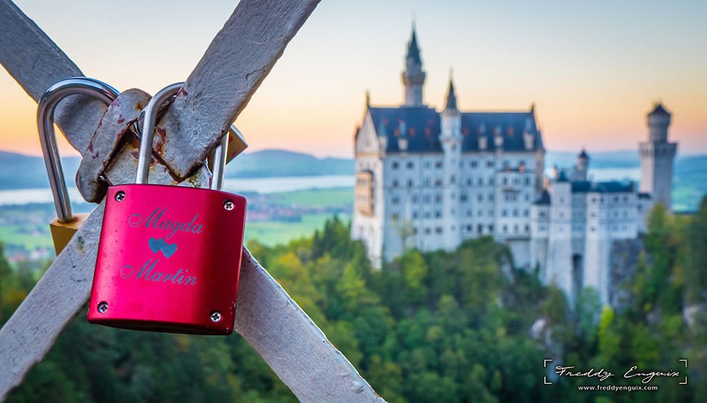 Castle-of-love-love-padlocks-in-front-of-Neuschwanstein-castle Love locks around the world