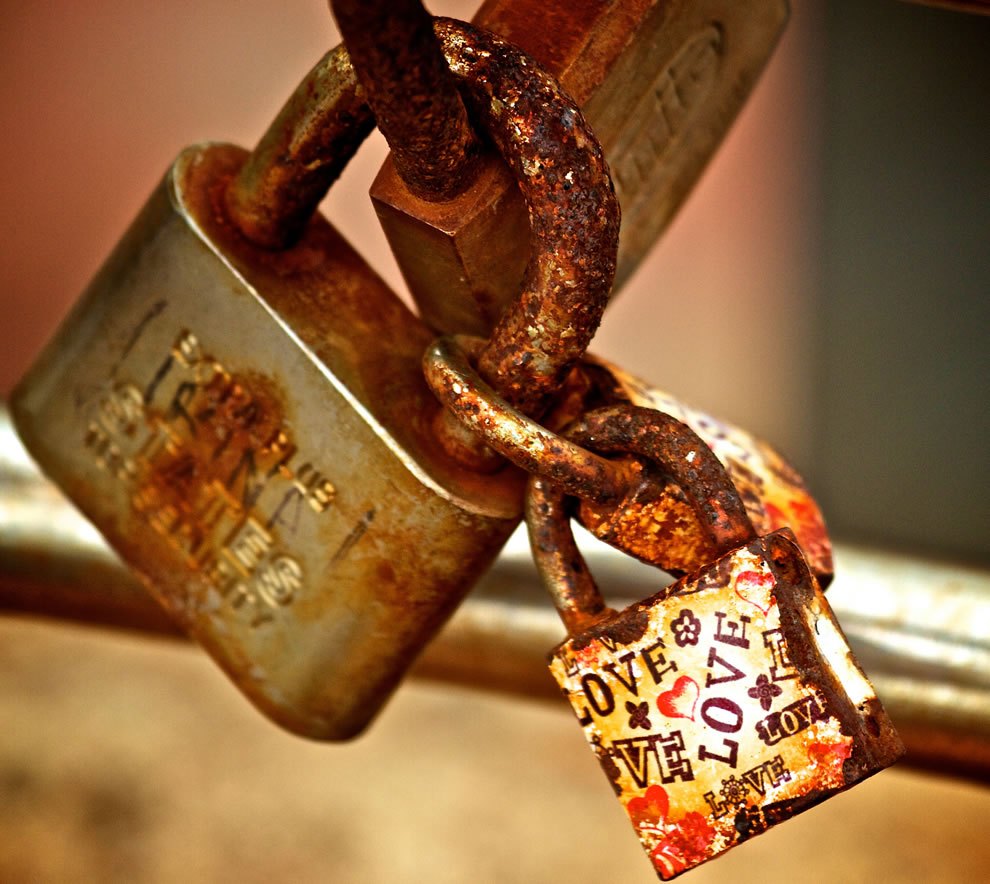 Love-lock-by-the-sea-in-Spain Love locks around the world