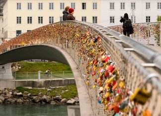 Love-locks-on-Salzburg-bridge-in-Austria Love locks around the world