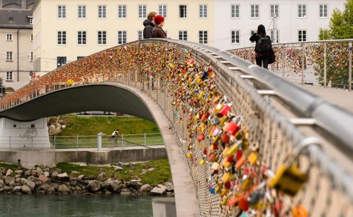 Love-locks-on-Salzburg-bridge-in-Austria Love locks around the world Love-locks-on-Salzburg-bridge-in-Austria Love locks around the world