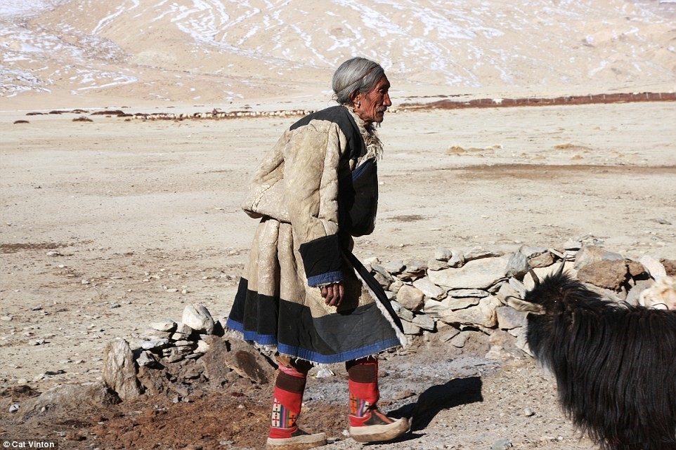 No-money, no-technology, and nomadic life of a tribe in the Himalayas