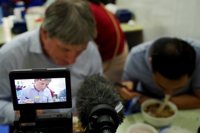 anthony bourdain and president obama eat out together in hanoi