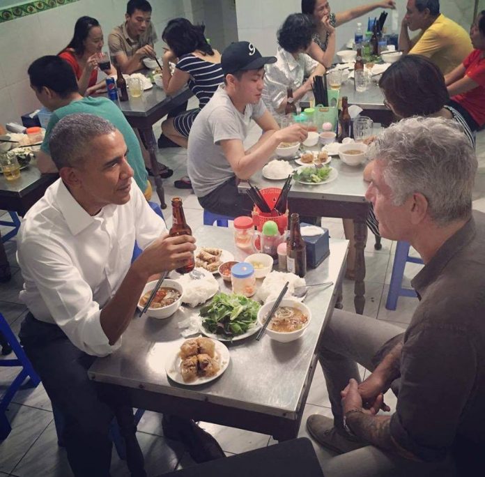 anthony bourdain and president obama eat un cha hanoi