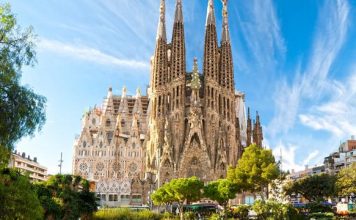 18 fun things to do in Barcelona for FREE barcelona church