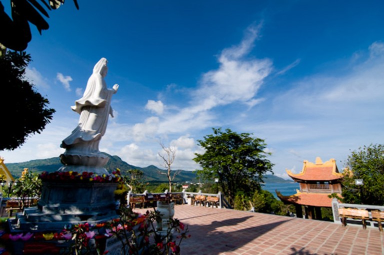nui mot temple con dao island travel destinations 0