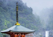 16+ reasons why you should visit Japan The Pagoda Of Seigantoji And Nachi No Taki Waterfall amazing-places-japan