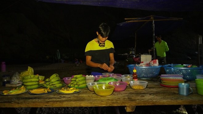 prepare meals in son doong cave