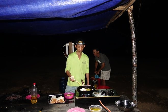 prepare meals in son doong expedition tour
