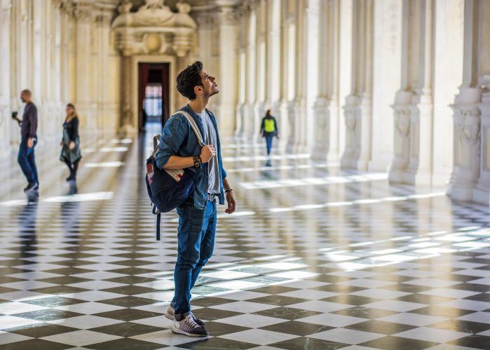 things should never do in a museum etiquette tips guides (1)