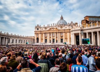 vaticancrowds-tips for traveling to rome italy