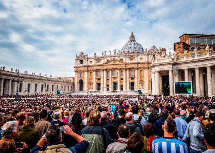 vaticancrowds-tips for traveling to rome italy