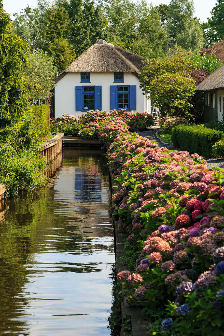 water-village-no-roads-canals-giethoorn-netherlands-photos pictures (1)