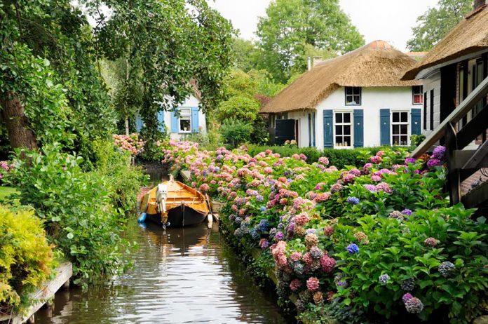 water-village-no-roads-canals-giethoorn-netherlands-photos pictures (7)