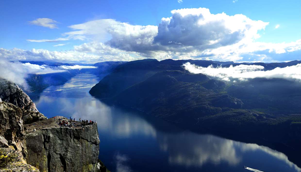 Preikestolen_hovedbilde_Lysefjordsightseeing-cut norway guide 2