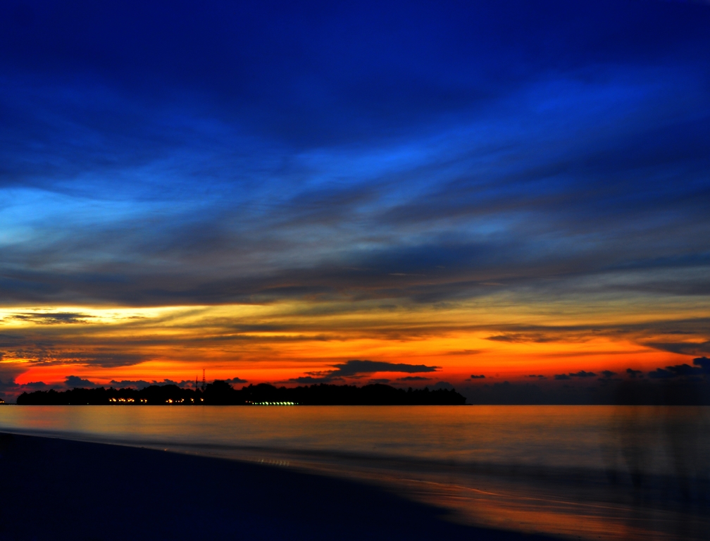 Sunset_in_the_Maldives travel guide tips attractions photo wikipedia