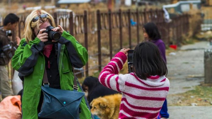 TIPS FOR TRAVEL PHOTO ETIQUETTE on the street 1