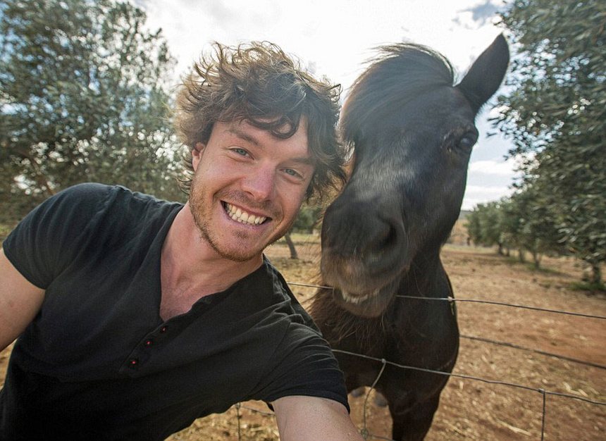 allan dixon master selfies with animals 1