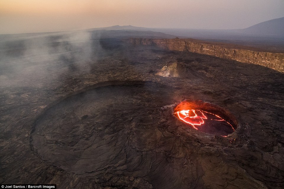 gateway of hell joel santos photographer captures rare photos of 100 year old lava lake ethiopia (1)