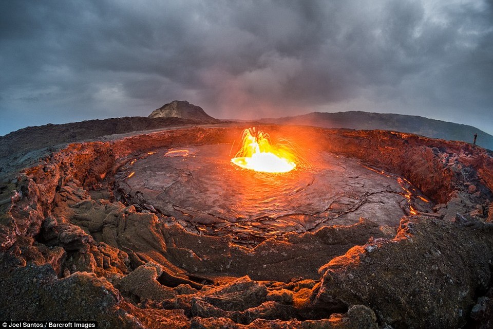 gateway of hell joel santos photographer captures rare photos of 100 year old lava lake ethiopia (1)