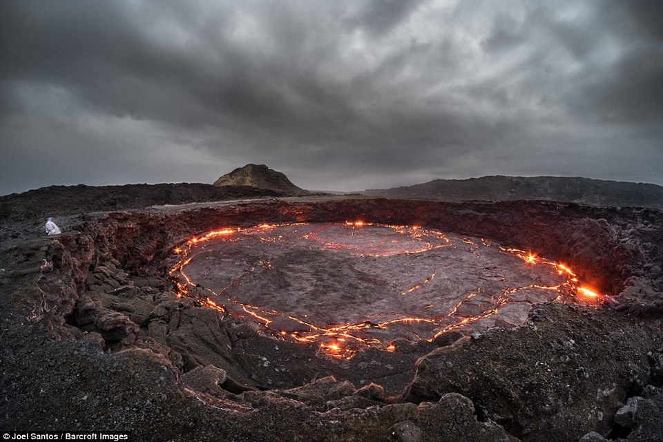 gateway of hell joel santos photographer captures rare photos of 100 year old lava lake ethiopia (1)
