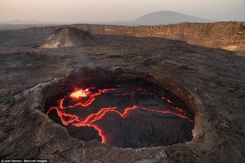 gateway of hell joel santos photographer captures rare photos of 100 year old lava lake ethiopia (1)