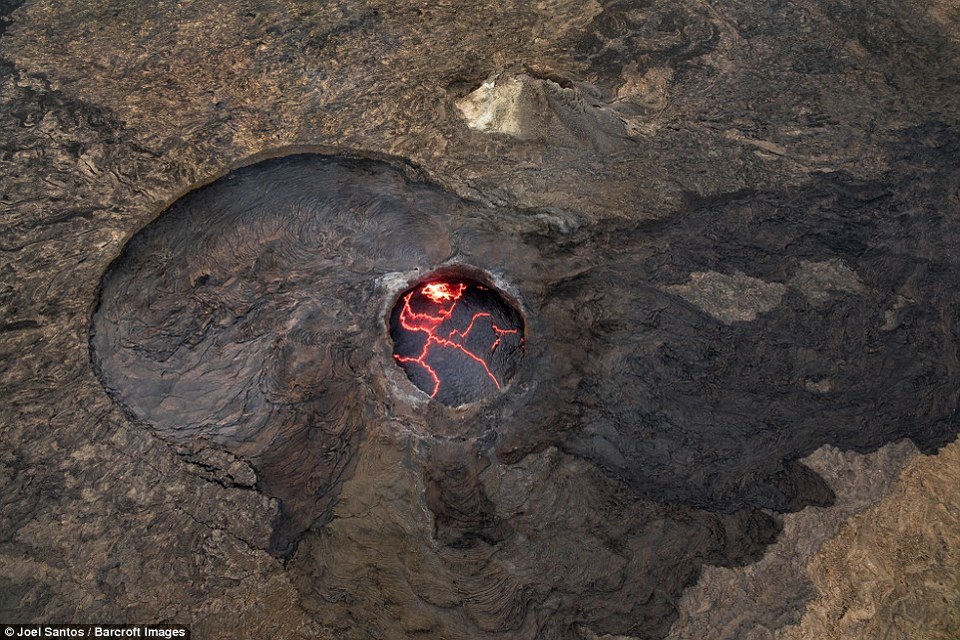 gateway of hell joel santos photographer captures rare photos of 100 year old lava lake ethiopia (1)