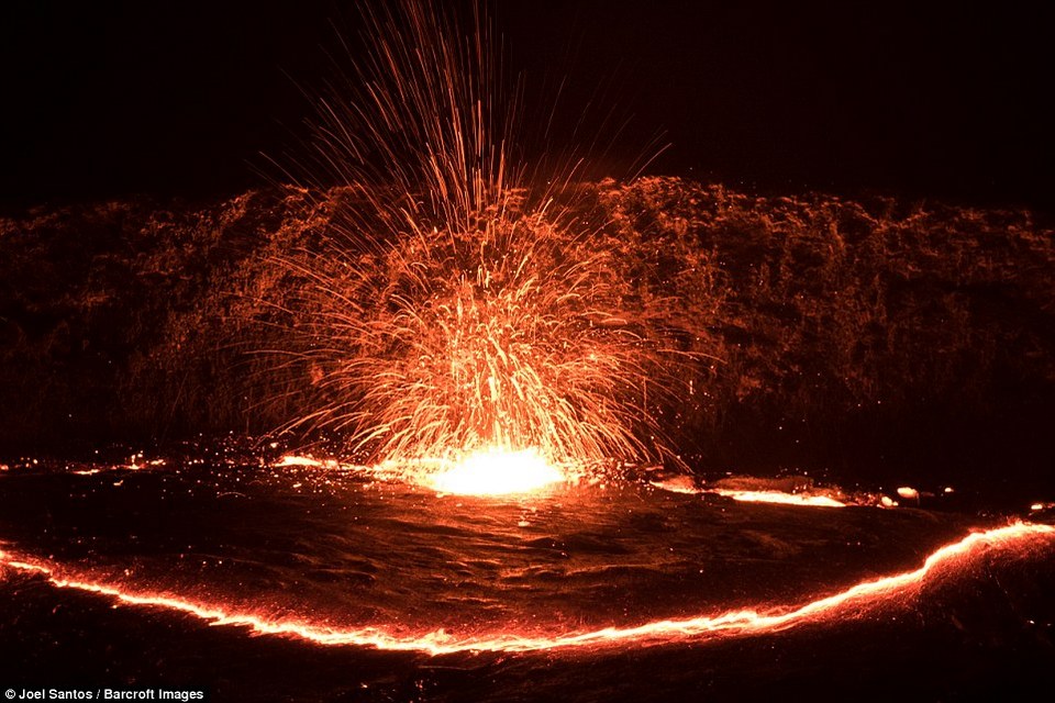 gateway of hell joel santos photographer captures rare photos of 100 year old lava lake ethiopia (1)