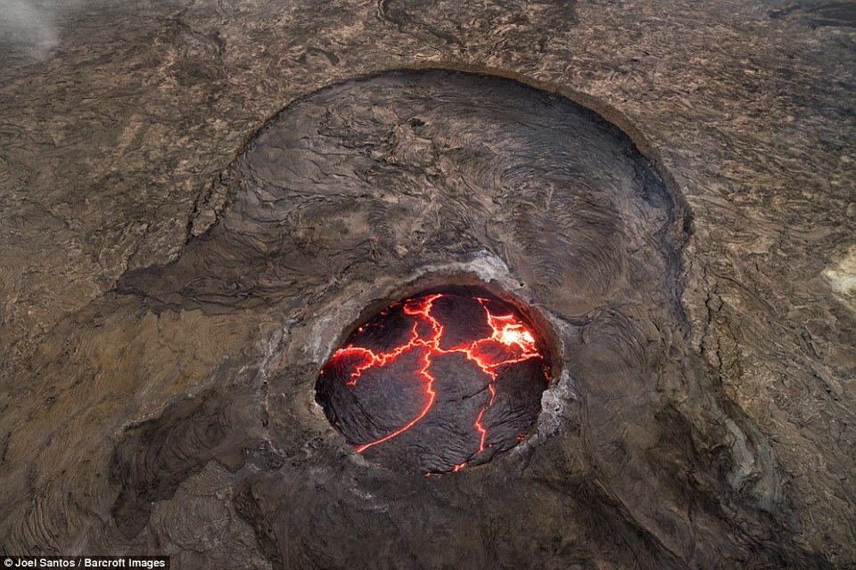 gateway of hell joel santos photographer captures rare photos of 100 year old lava lake ethiopia (1)