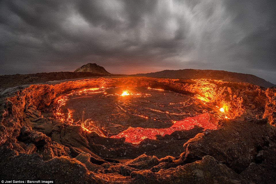 gateway of hell joel santos photographer captures rare photos of 100 year old lava lake ethiopia (1)