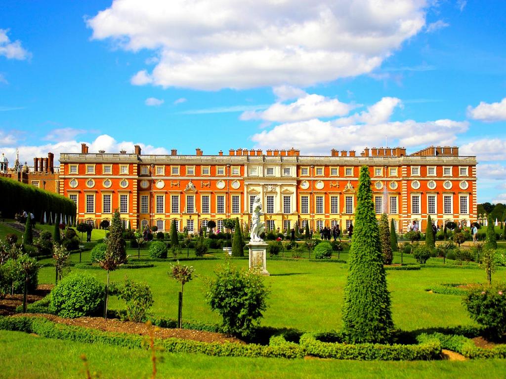 iStock_000042395628-top-10-castles-hampton-court.jpg.rend.tccom.1280.960