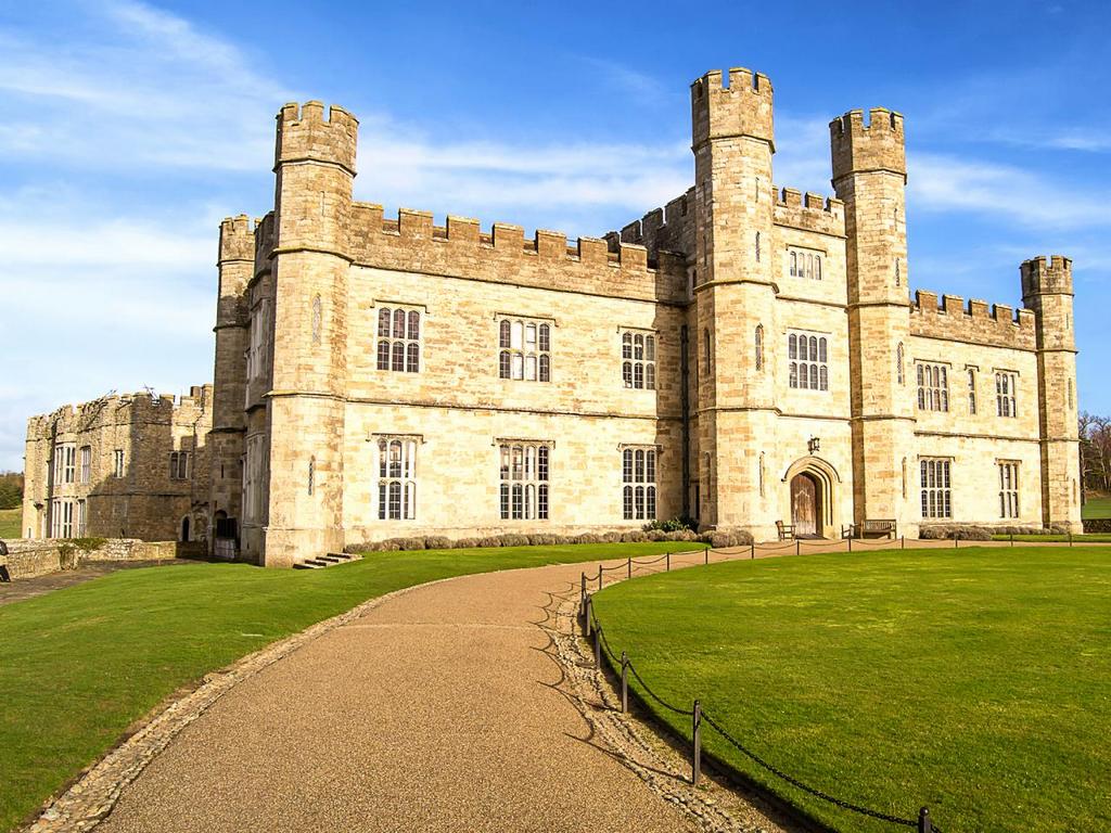 iStock_000082531319-top-10-castles-leeds.jpg.rend.tccom.1280.960