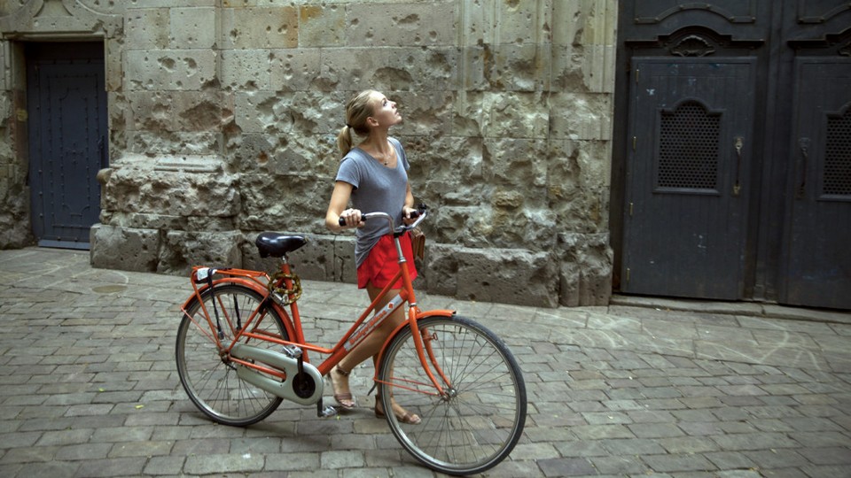 reason why traveling make you a better person happier 2