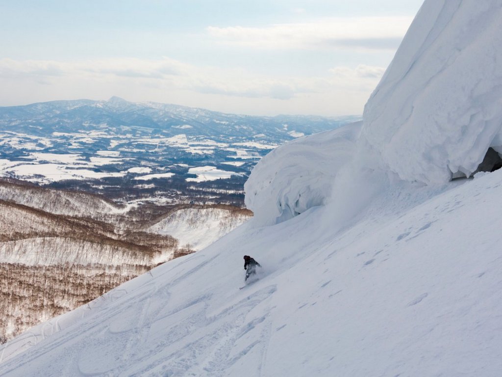 skiers-and-snowboarders-should-take-a-trip-to-nisekos-grand-hirafu-ski-resort