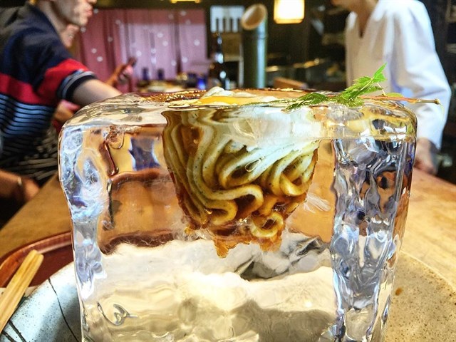tempura matsu Japanese restaurant serves up noodles in stunning ice block bowls (1)