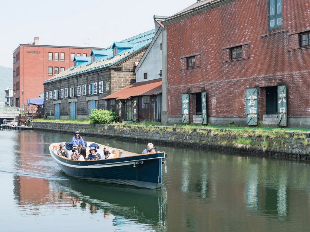 used-for-unloading-boats-and-ships-in-the-early-1900s-the-canal-was-eventually-restored-and-its-warehouses-were-converted-to-museums-restaurants-and-shop