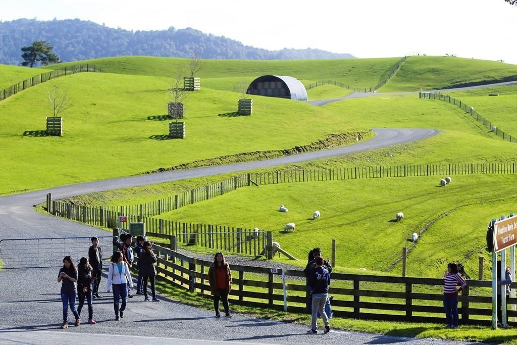 1 hobbiton new zealand (3)