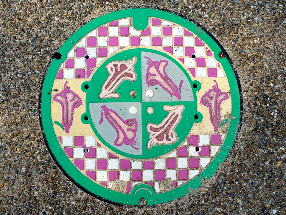 Japanese-manhole-cover-art by S.Morita photographer