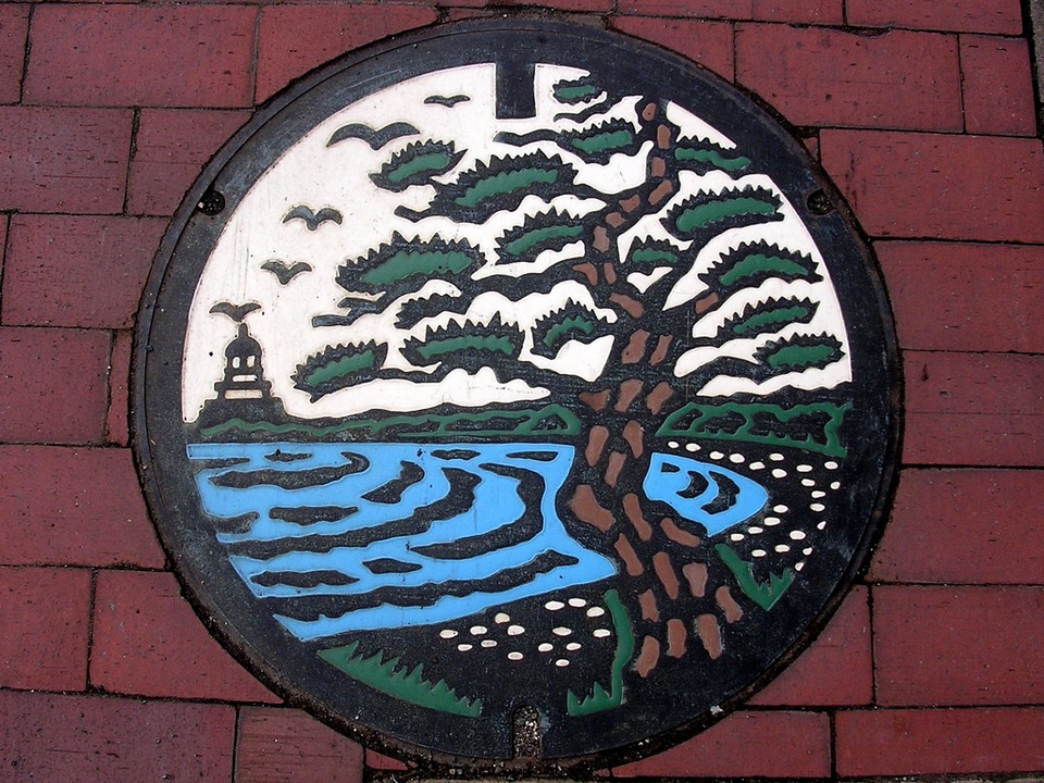 Japanese-manhole-cover-art by S.Morita photographer