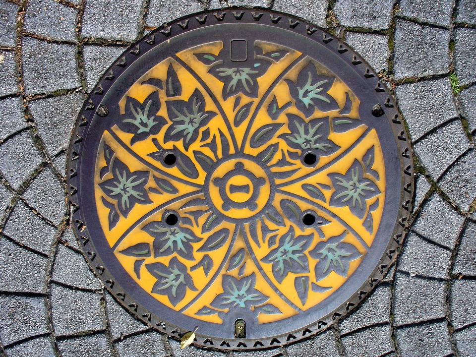 Japanese-manhole-cover-art by S.Morita photographer