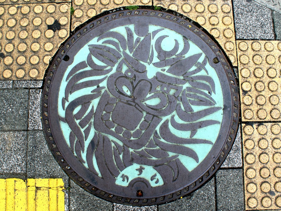 Japanese-manhole-cover-art by S.Morita photographer