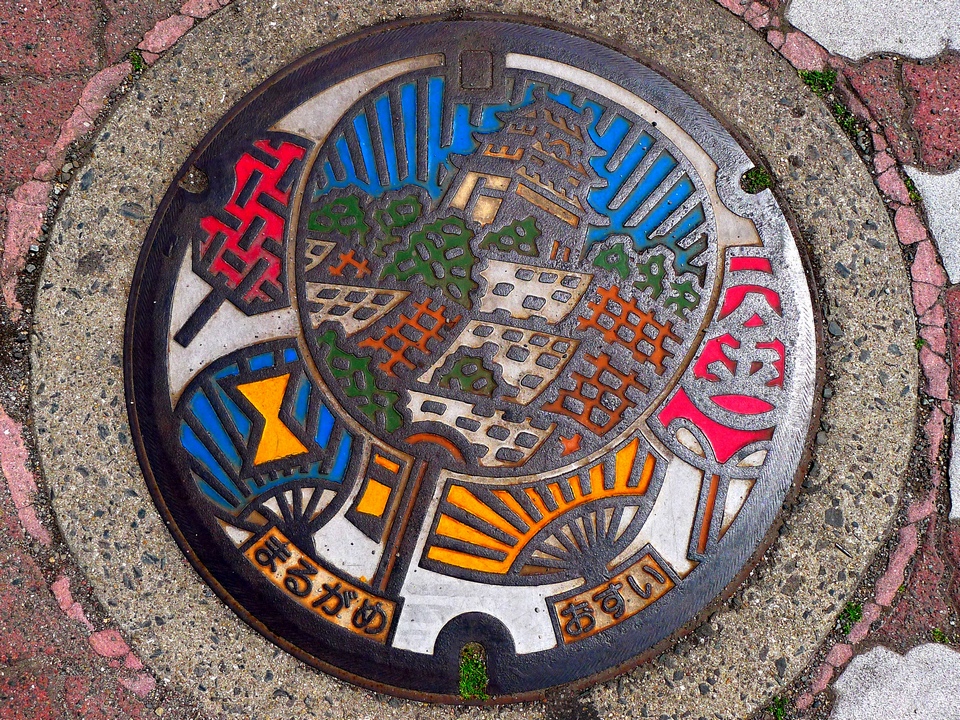 Japanese-manhole-cover-art by S.Morita photographer
