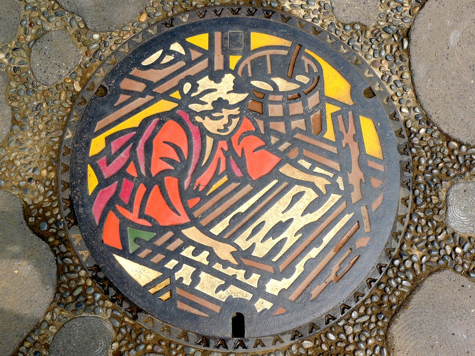 Japanese-manhole-cover-art by S.Morita photographer