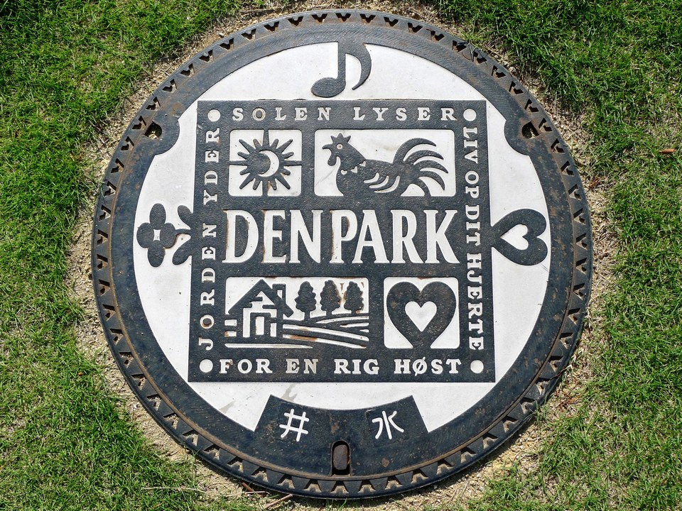 Japanese-manhole-cover-art by S.Morita photographer