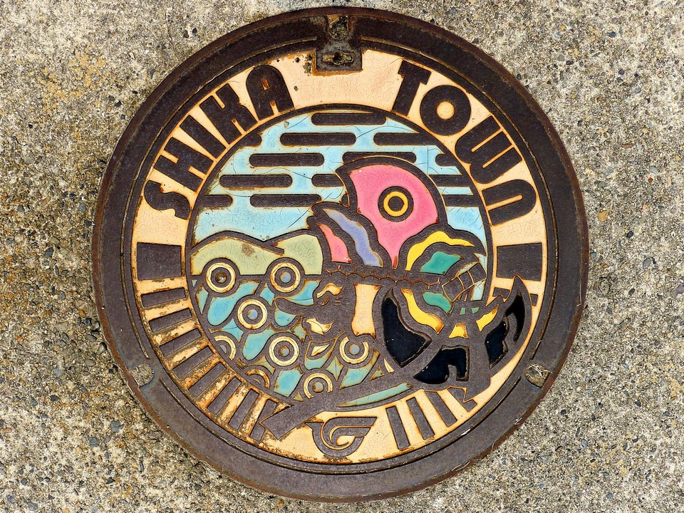Japanese-manhole-cover-art by S.Morita photographer