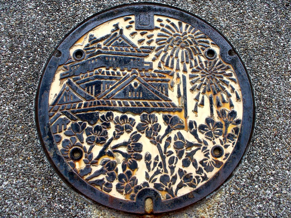 Japanese-manhole-cover-art by S.Morita photographer