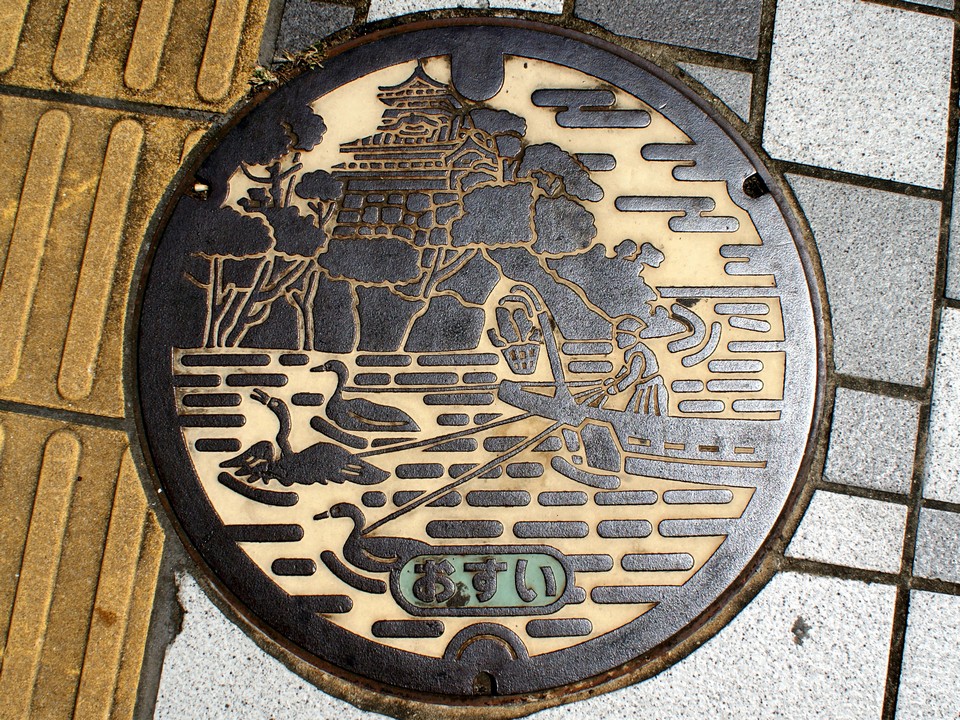 Japanese-manhole-cover-art by S.Morita photographer