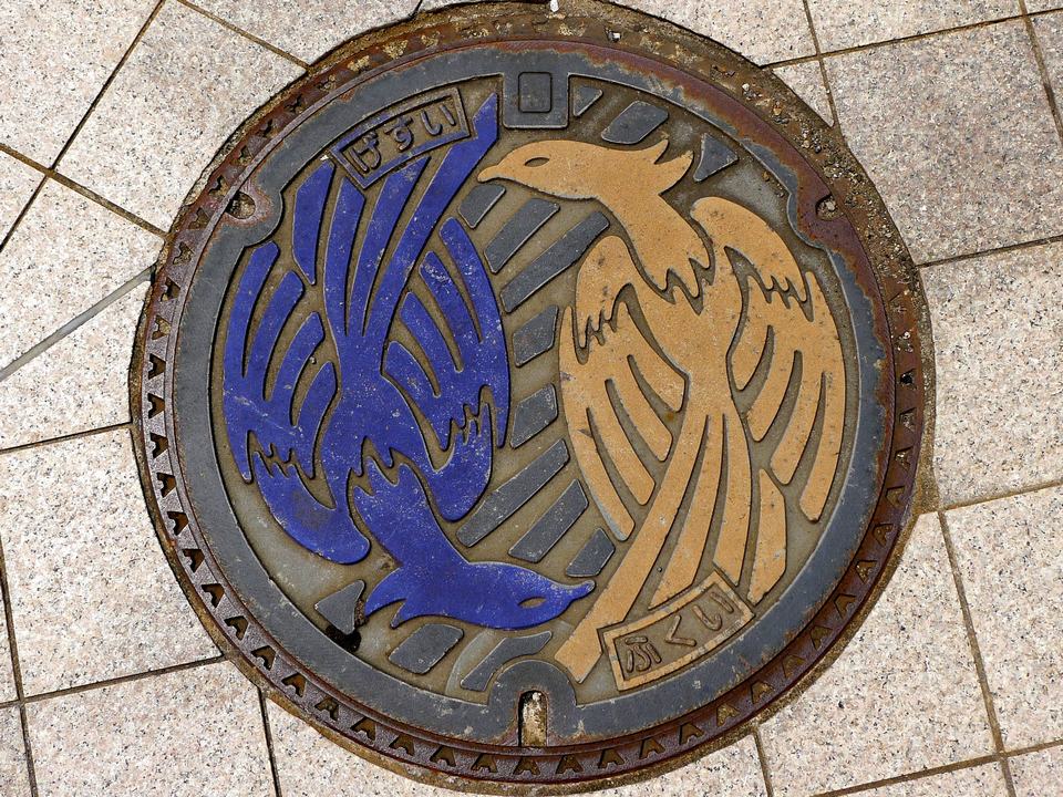 Japanese-manhole-cover-art by S.Morita photographer
