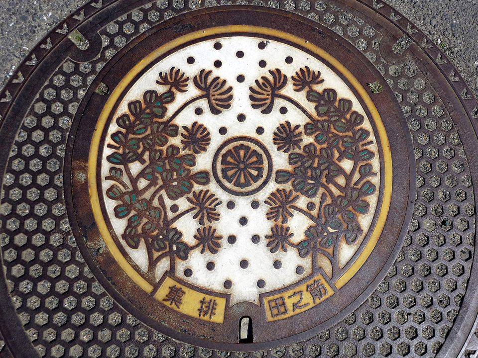 Japanese-manhole-cover-art by S.Morita photographer