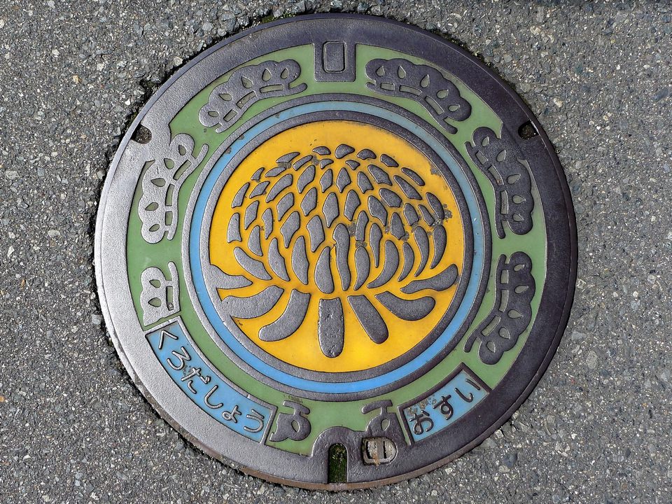 Japanese-manhole-cover-art by S.Morita photographer